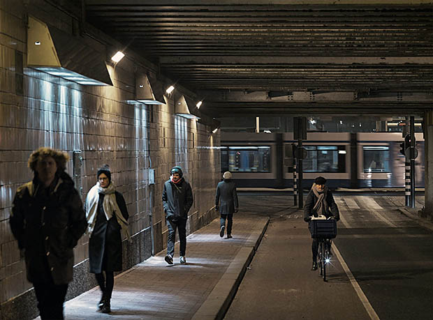 een tunnel met mensen en licht