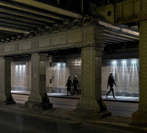 mensen lopen in tunnel
