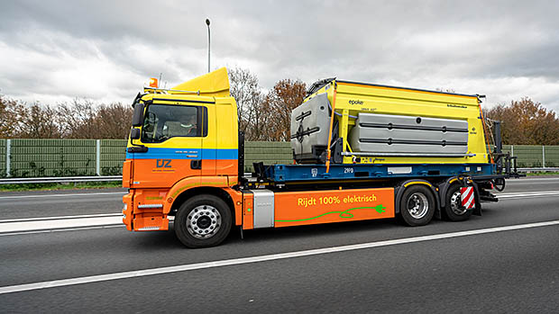 strooiwagen op de snelweg