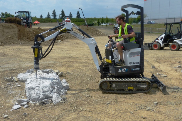 Elektrische minigraver Bobcat E10e in actie als sloopmachine.