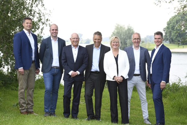 Op de foto v.l.n.r.: Remco Jacobs (Tenders & Projects) en Bart van Wijlen (Aannemersbedrijf Van Wijlen), Ronald Schinagl (van Oord Nederland) en Eric Stoelinga (Rebel Group), Michèle Blom (Rijkswaterstaat) en Adriaan de Jong (Dura Vermeer) en Niels van Rhenen (Brunel). Foto: Patricia Rehe.