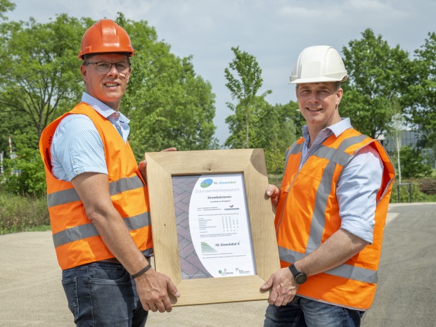 Steven Kamerling (NL Green label, rechts) overhandigt het NL Productlabel A aan Wim Beeftink (Vandersanden, links).