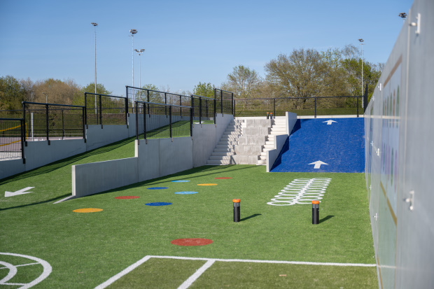 Betonnen keerwanden op een multifunctioneel beweegpark