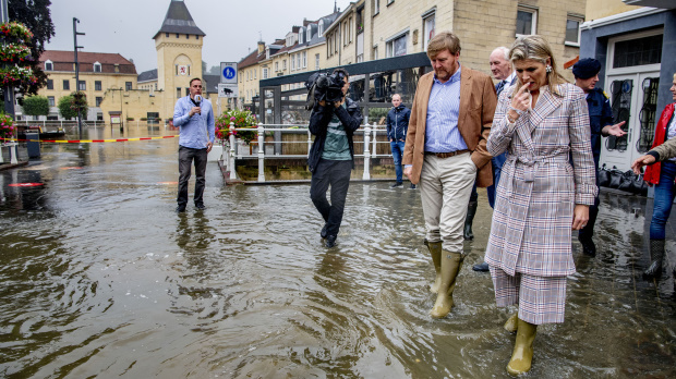 Koning Willem-Alexander en koningin Maxima bekijken in Valkenburg de schade die het noodweer heeft aangericht.