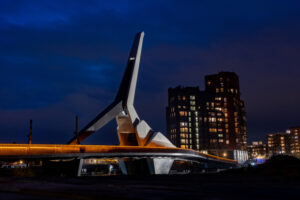 De Prins Clausbrug in Rotterdam in de avond.