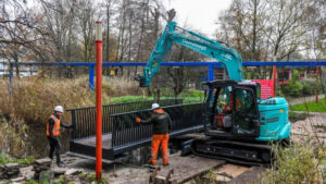 Montage eerste geprinte fietsbrug in Europa