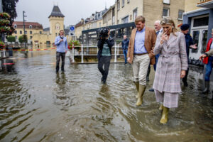 Koning Willem-Alexander en koningin Maxima bekijken in Valkenburg de schade die het noodweer heeft aangericht.
