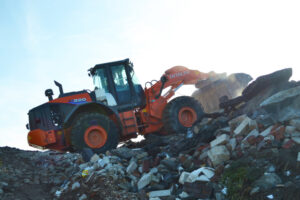Wiellader op puinhoop