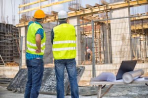 Twwe bouwvakkers op een bouwplaats