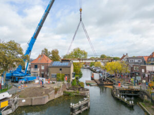 Het uithijsen van de oude draaibrug.