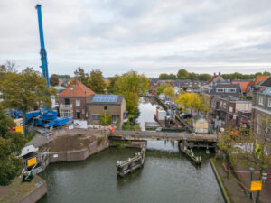 Luchtfoto van de oude draaibrug en brugwachtershuisje