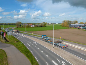 Vervoer van het val en de aanbrug naar de loods in Gorinchem.