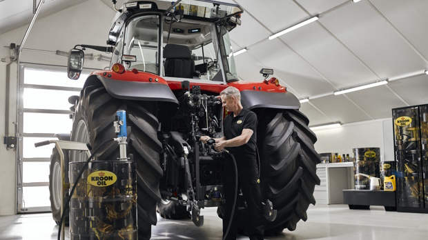 Tractor waarbij de smeermiddel wordt bijgevuld