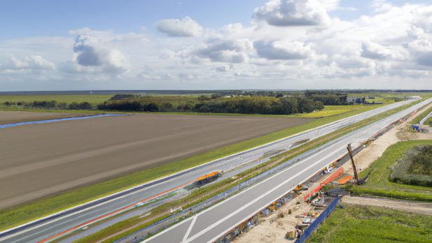 Bouwplaats langs de snelweg.