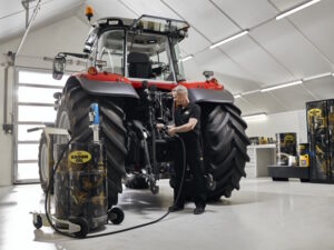 Tractor waarvan de olie vervangen wordt