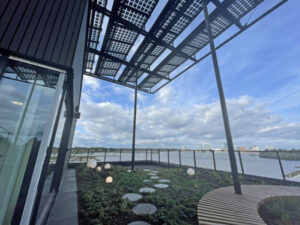 Dakterras met zonnepanelen erboven.