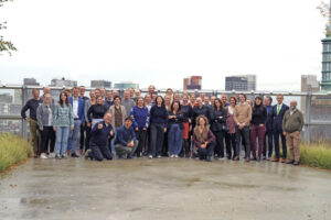Foto van de mensen die waren bij de partnerdag.