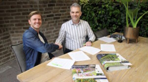 Twee mannen die handen schudden om de samenwerking te bekrachtigen
