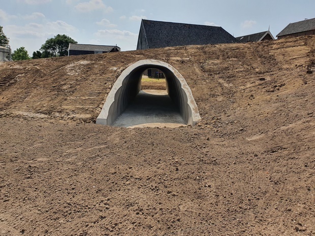 Vooraanzicht betonnen fiets- en voetgangerstunnel