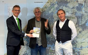 Uitreiking van het eerste boek exemplaar