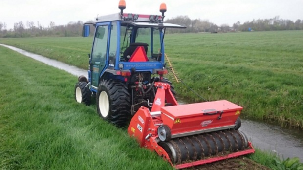 tracktor op het land