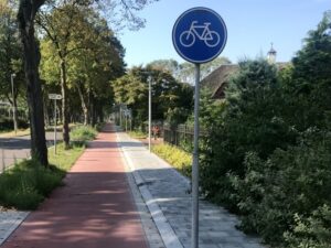 fietspad met verkeersbord