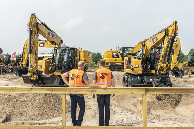 Twee mannen die kijken naar bouwmaterieel