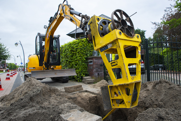 Machine waarmee sleufloos oude gas- en water aansluitleidingen uit de grond worden gehaald