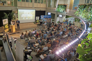 Jan Willem de Groot opent de veertiende Nederlandse Boominfodag, samen met wethouder Cathelijne Bouwkamp (gemeente Arnhem).