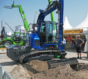Hobelman-Halle demonstreerde als primeur de bijna 9 tons Hooby LC90 E-tronic. Dit is een elektrisch aangedreven machine met demontabele accu’s in de extra lange onderwagen. De accu’s kunnen door deze graafkraan zelf worden afgehesen.