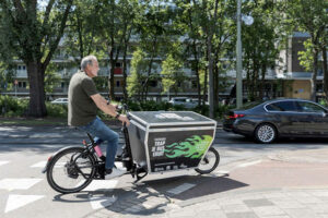 Man op elektrische bakfiets