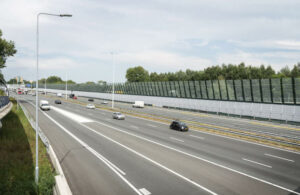 Geluidsschermen langs de snelweg