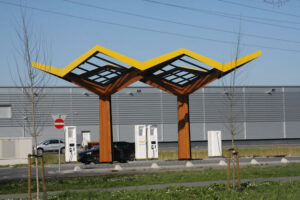 Innovatief houten laadstation langs de snelweg.