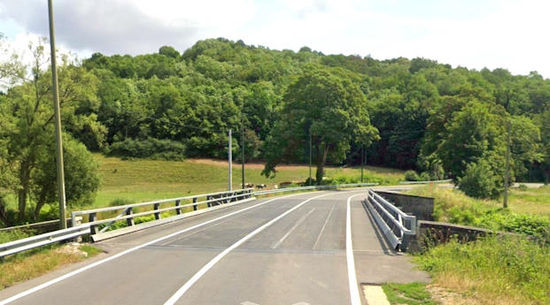 Weg over een brug