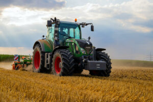 Groene tractor die de velden ploegt