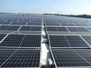Uitgangspunt is dat zonnepanelen zoveel mogelijk op daken en gevels komen of in combinatie met andere functies worden toegepast. Foto: WECAL Dak- & Isolatietechniek.