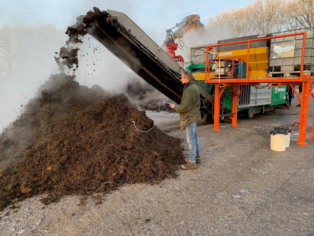 De Gelderse gemeente Bronckhorst werkt mee aan een landelijke proef om in het najaar van bladresten Bokashi te maken en dit in het voorjaar als bodemverbeteraar terug te brengen in de gemeentelijke groenstroken. 