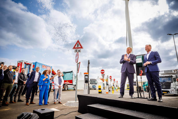 Koning opent laadplein 