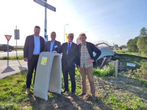 Van links naar rechts: Hein Jan Bocxe (directeur BAM Infra Nederland), Bas Huysmans (CEO Weber Benelux), Gedeputeerde Jeroen Olthof van de provincie Noord-Holland en Willem Messchaert (dijkoloog en schrijver teksten).