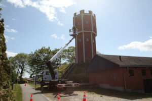 Hoogwerker bij toren