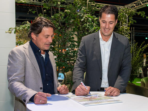 Marc van Rosmalen (rechts), directeur Koninklijke VHG en Lodewijk Hoekstra (links), mede-founder NL Greenlabel