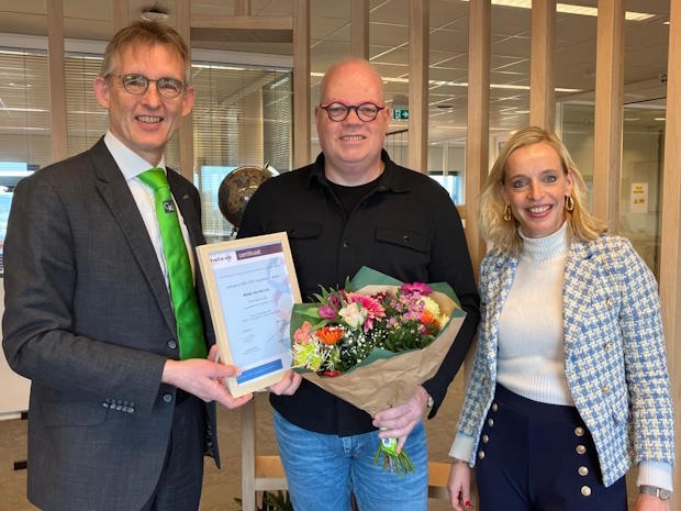 Van links naar rechts: Dick Oosthoek (Stichting Groene Erkenningen), Wiebe van der Leij en Harriet Walhout.