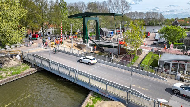 Tijdelijke brug over de Gaas in Driemond