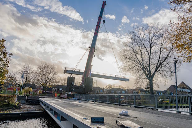 Tijdelijke brug over de Gaas in Driemond