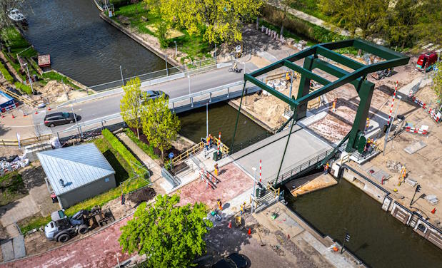 Tijdelijke brug over de Gaas in Driemond