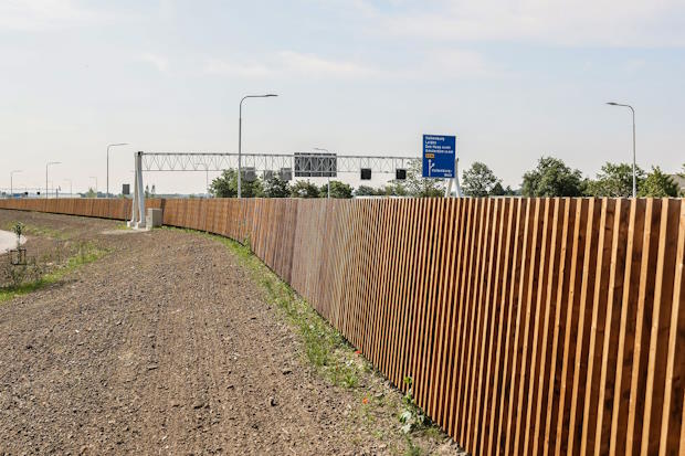 Geluidsschermen langs de RijnlandRoute