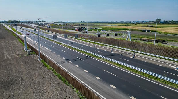 De geluidswanden langs de RijnlandRoute