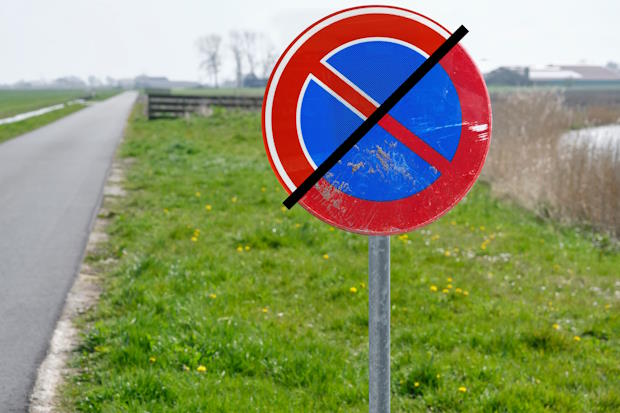 Verkeersbord wat voor de helft gerefurbished is