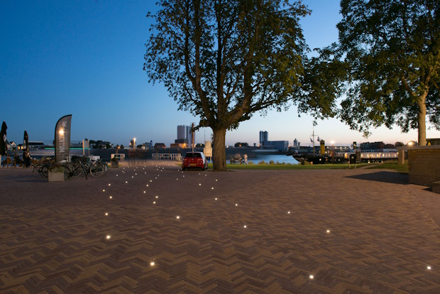 Heringerichte plein met straatbaksteenklinkers met geïntegreerde lichtjes. 