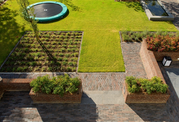 Tuin met mooie sierbestrating